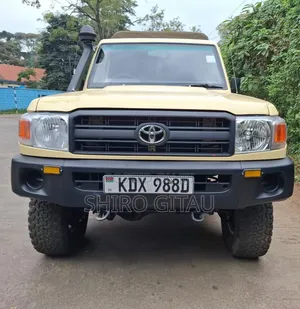 Toyota Land Cruiser 2005 Yellow