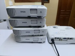 --Epson Cb X05, 3300 Lumen,