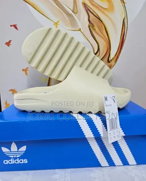 Cream Adidas Yeezy Slides