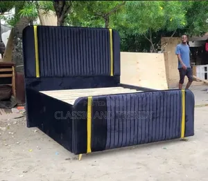6x6 Black Chester Bed.