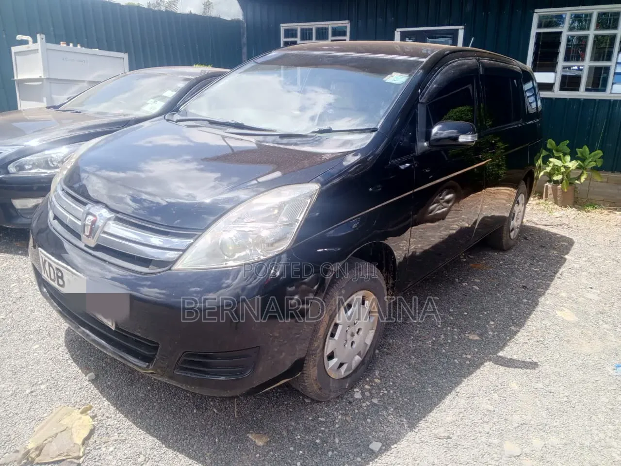 Toyota ISIS 2013 Black