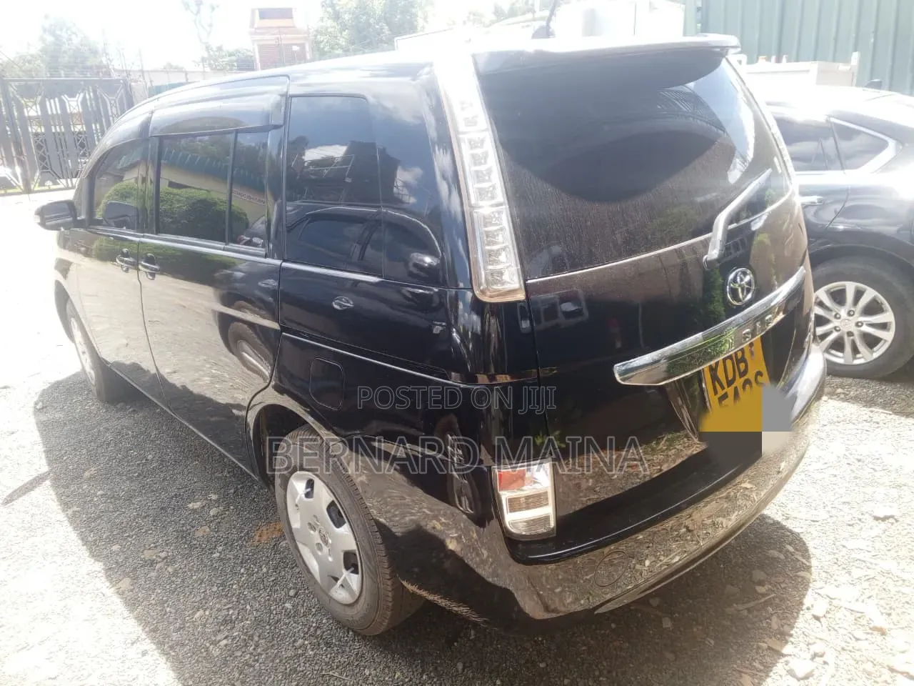 Toyota ISIS 2013 Black