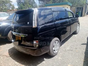 Toyota ISIS 2013 Black
