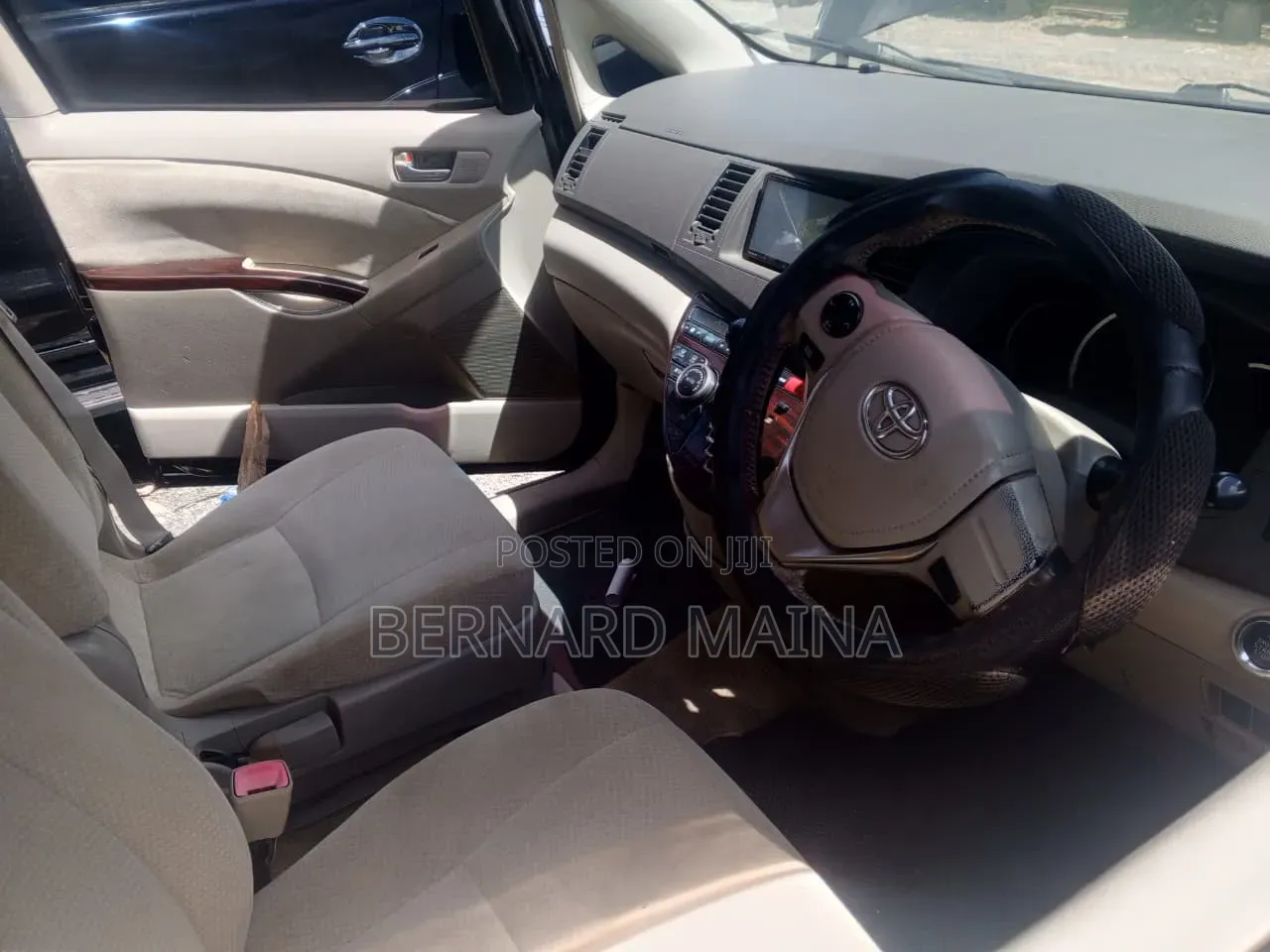 Toyota ISIS 2013 Black