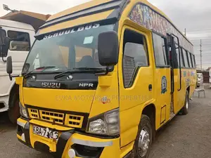 Isuzu Executive Bus 2009 Yellow