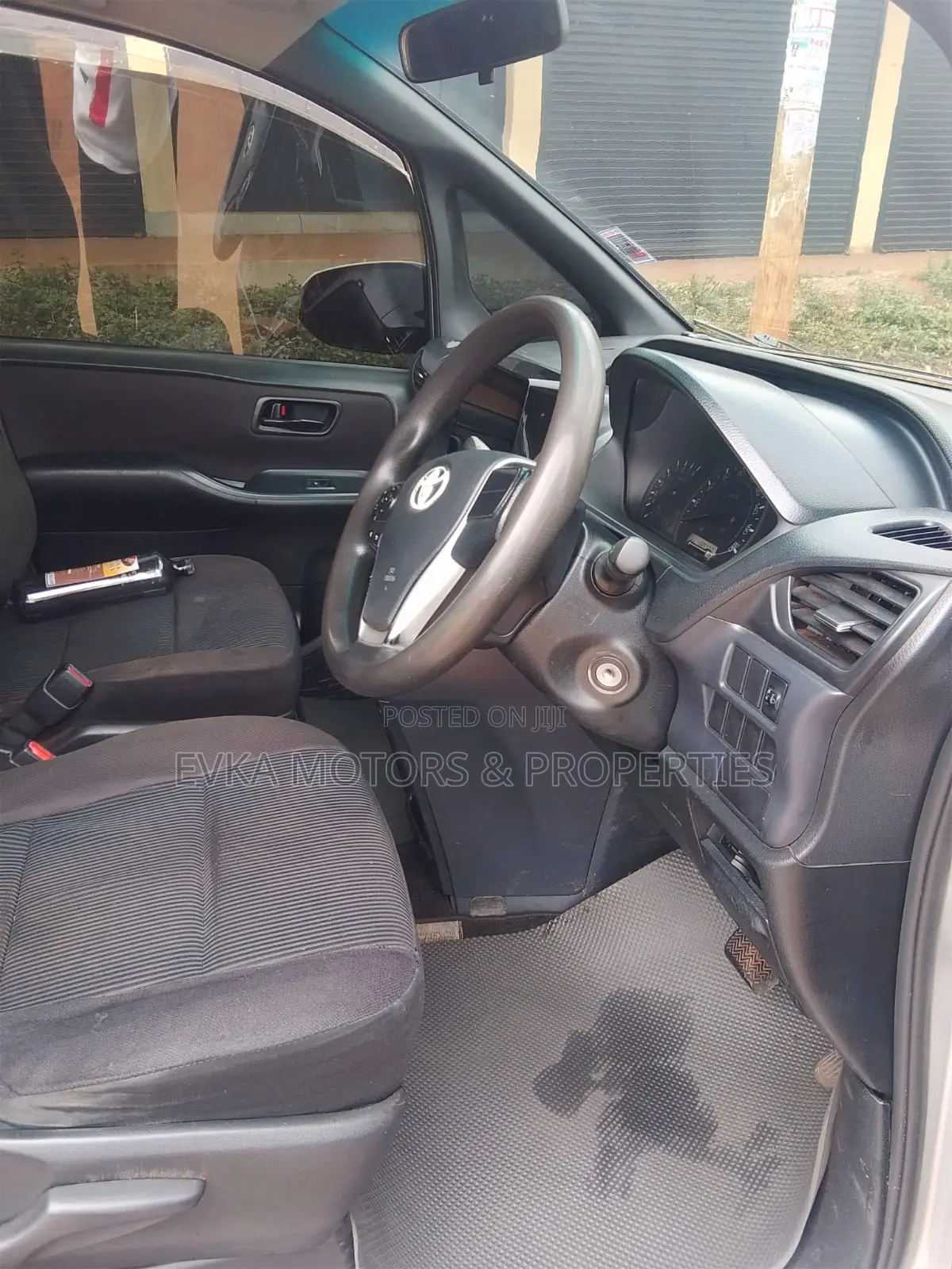 Toyota Noah 2014 Silver