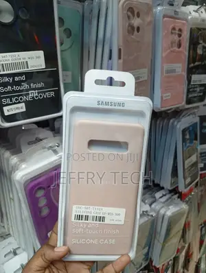 Samsung Galaxy S10+ Silicone Cover in a Pastel Pink Color.