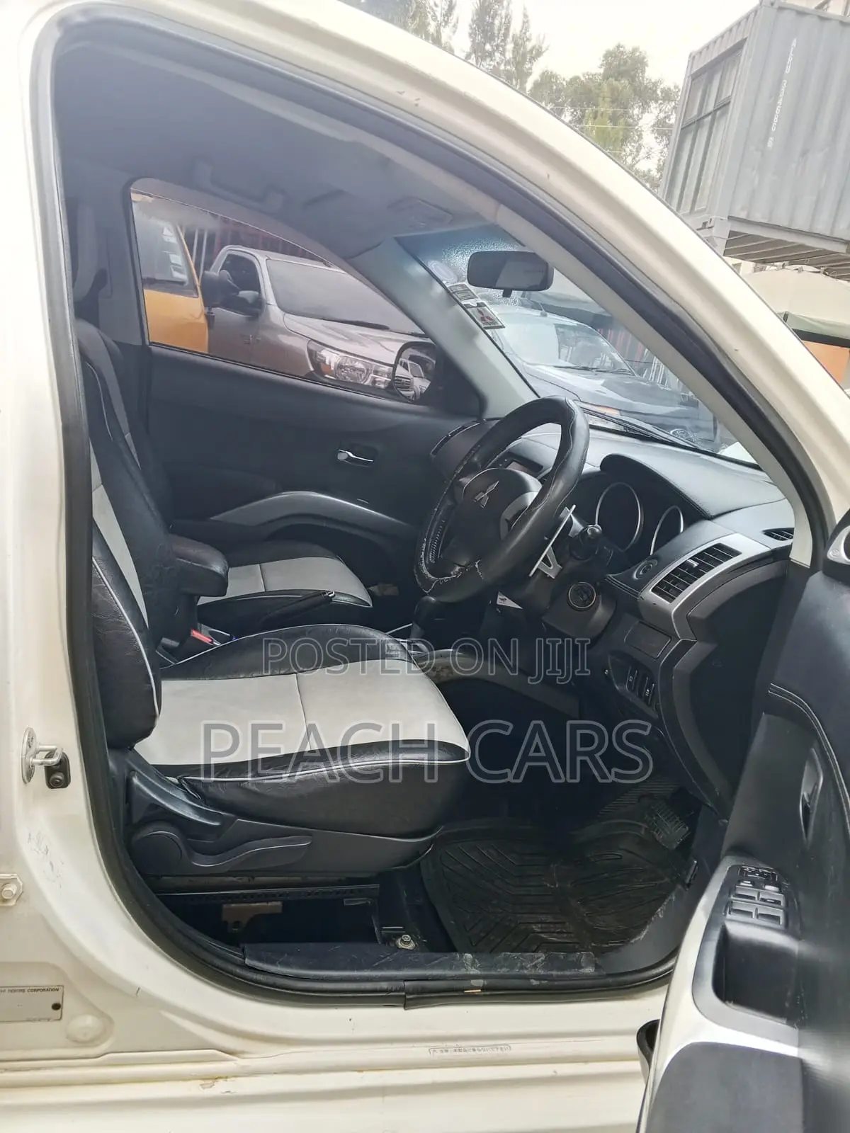 Mitsubishi Outlander 2011 White