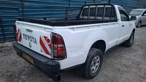 Toyota Hilux 2011 White