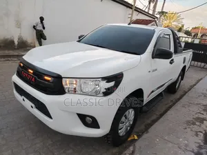 Toyota Hilux 2019 White