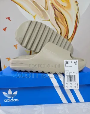 Adidas Yeezy Slides
Chocolate
