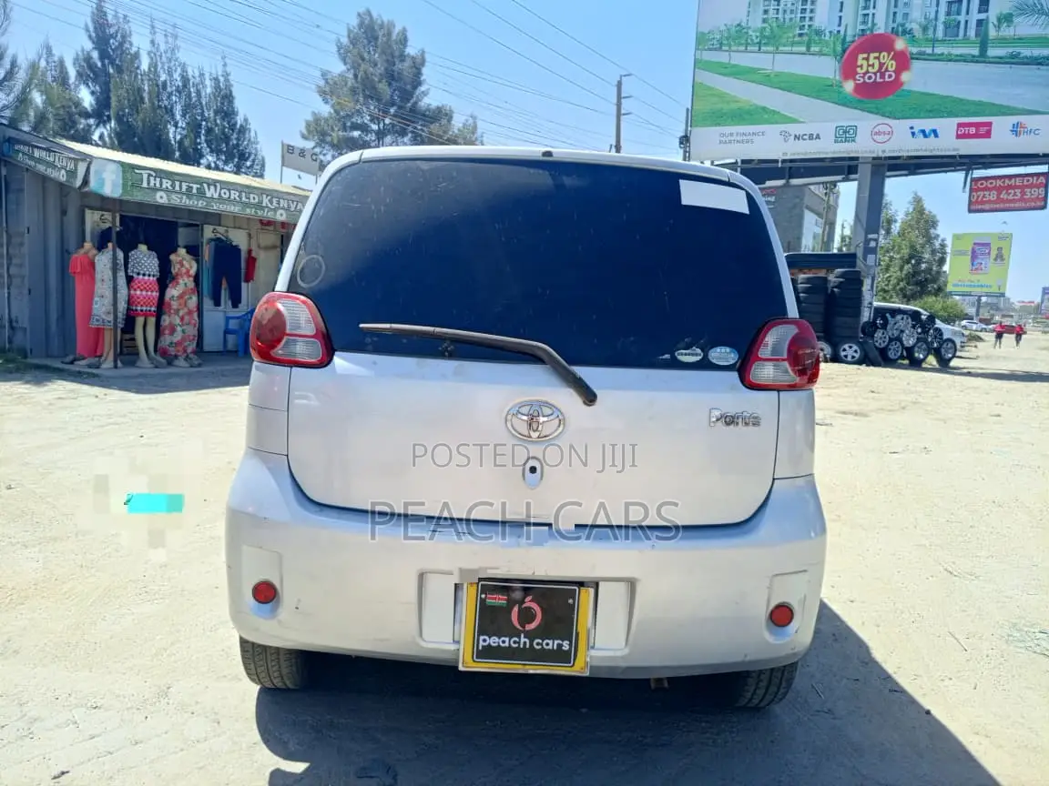 Toyota Porte 2010 Silver