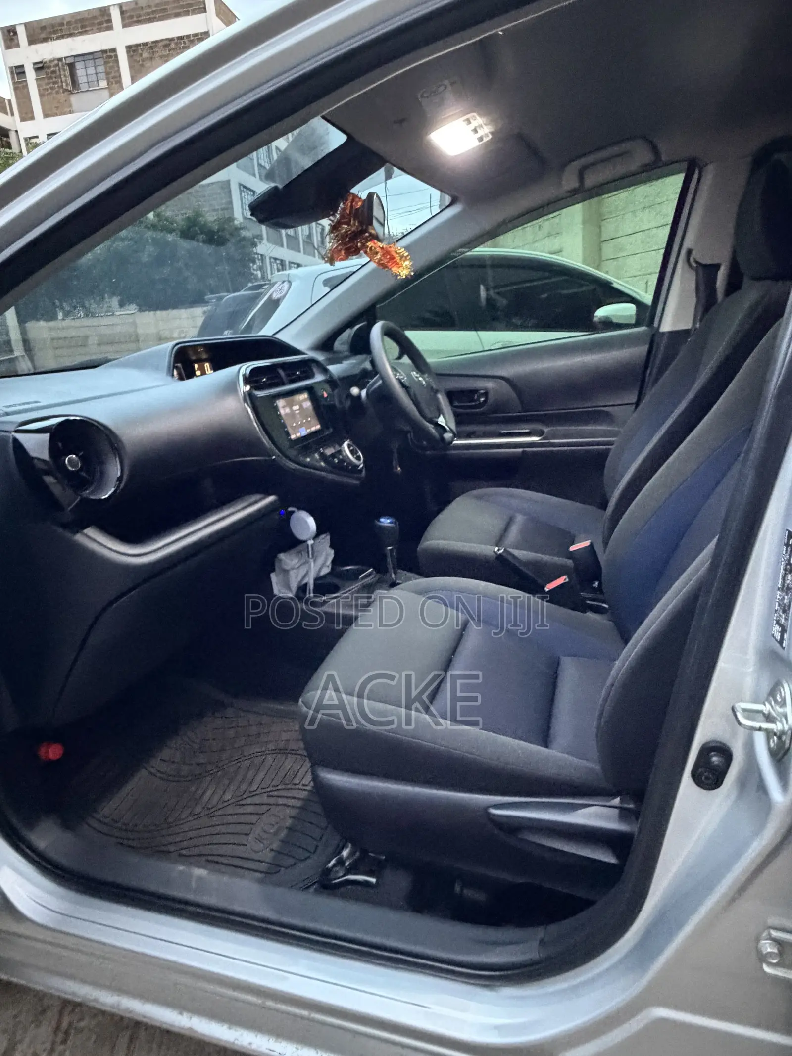 Toyota Aqua 2018 Silver