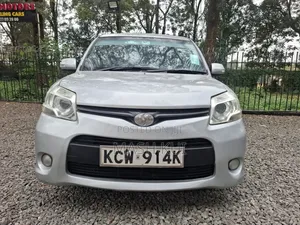 Toyota Sienta 2012 Silver