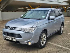 Mitsubishi Outlander 2.0 PHEV AWD 2013 Silver