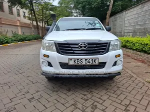 Toyota Hilux SR 4x4 2013 White