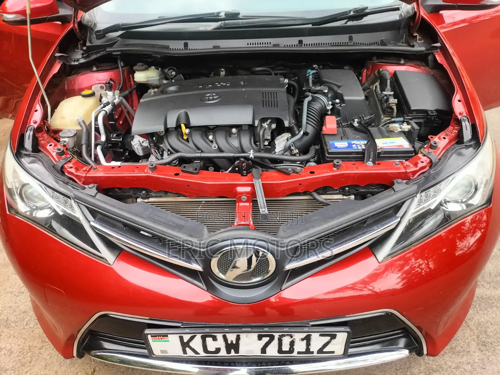 Toyota Auris 2012 Red