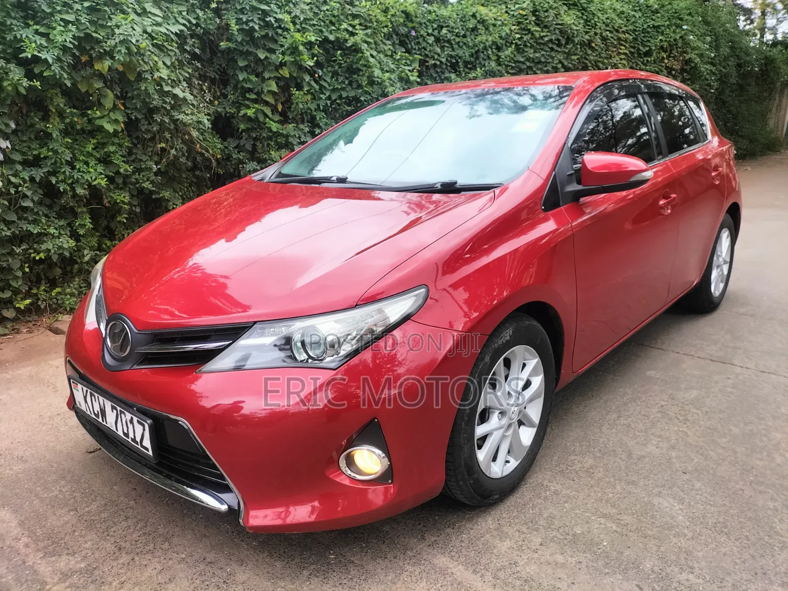 Toyota Auris 2012 Red