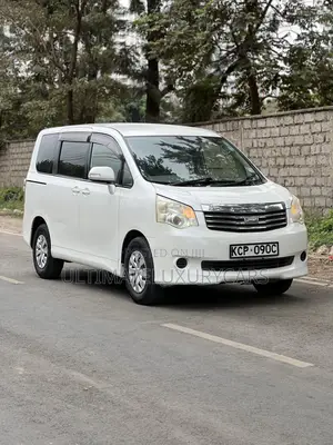 Toyota Noah 2.0 158hp FWD (8 Seater) 2012 White