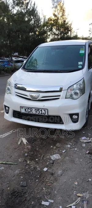 Toyota Noah 2012 Pearl