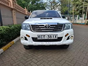 Toyota Hilux 2.5 D-4D 4X4 SRX 2011 White