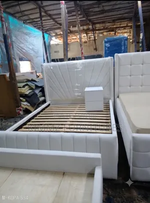 5x6 White Buttoned Chesterfield Bed