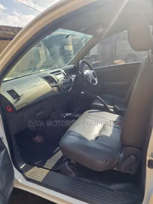Toyota Hilux 2011 White