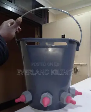 Feeder Bucket for Newborn Lambs 5 Rubber Teats