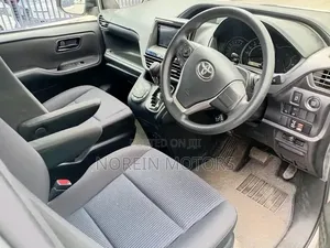 Toyota Noah 2019 Silver