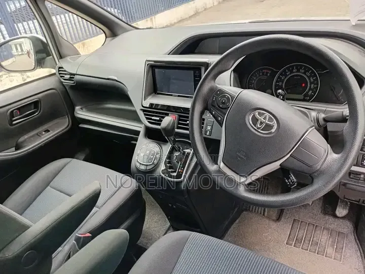 Toyota Noah 2019 Silver