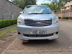 Toyota Noah 2.0 158hp FWD (8 Seater) 2013 Silver