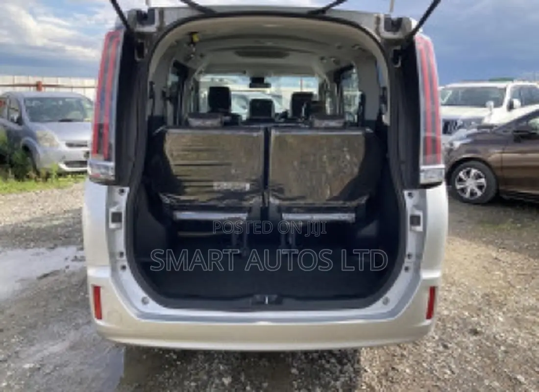 Toyota Noah 2019 Silver