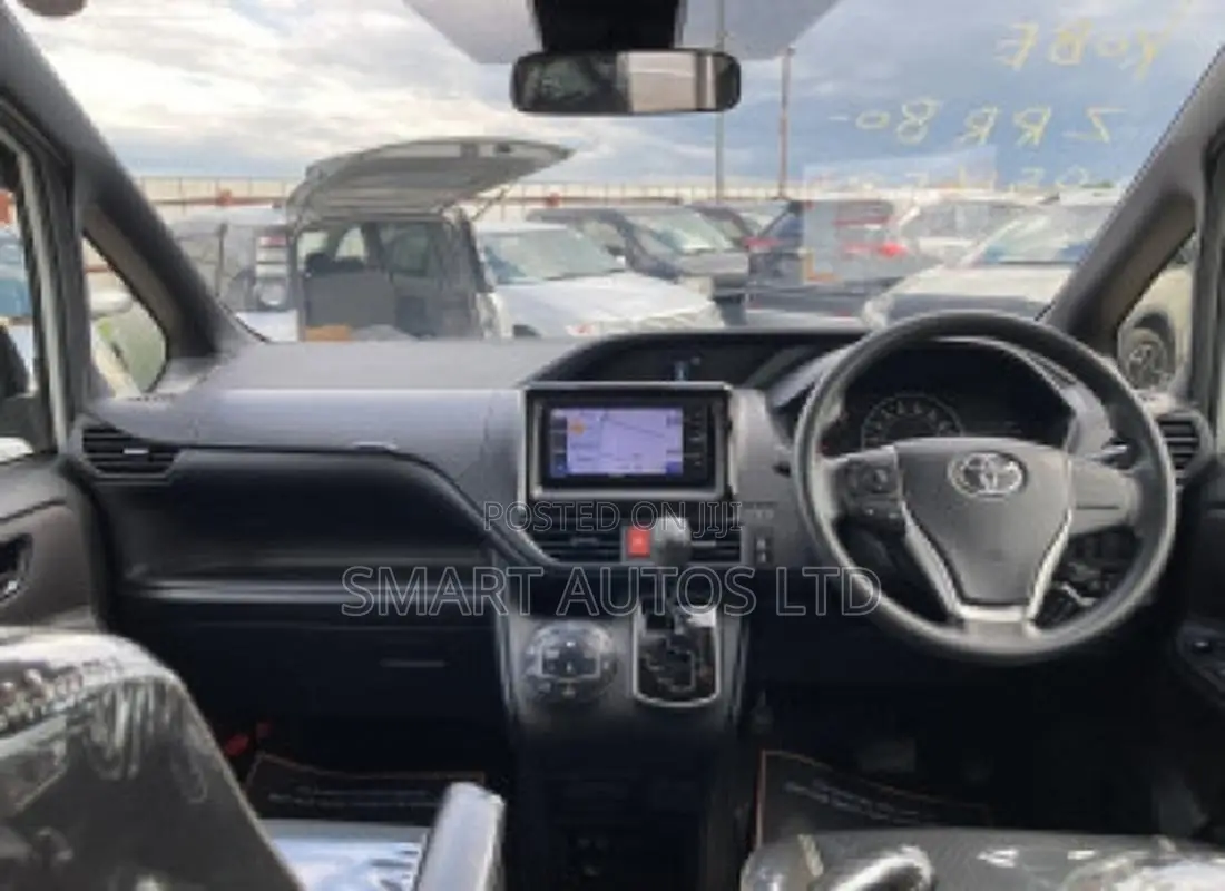 Toyota Noah 2019 Silver