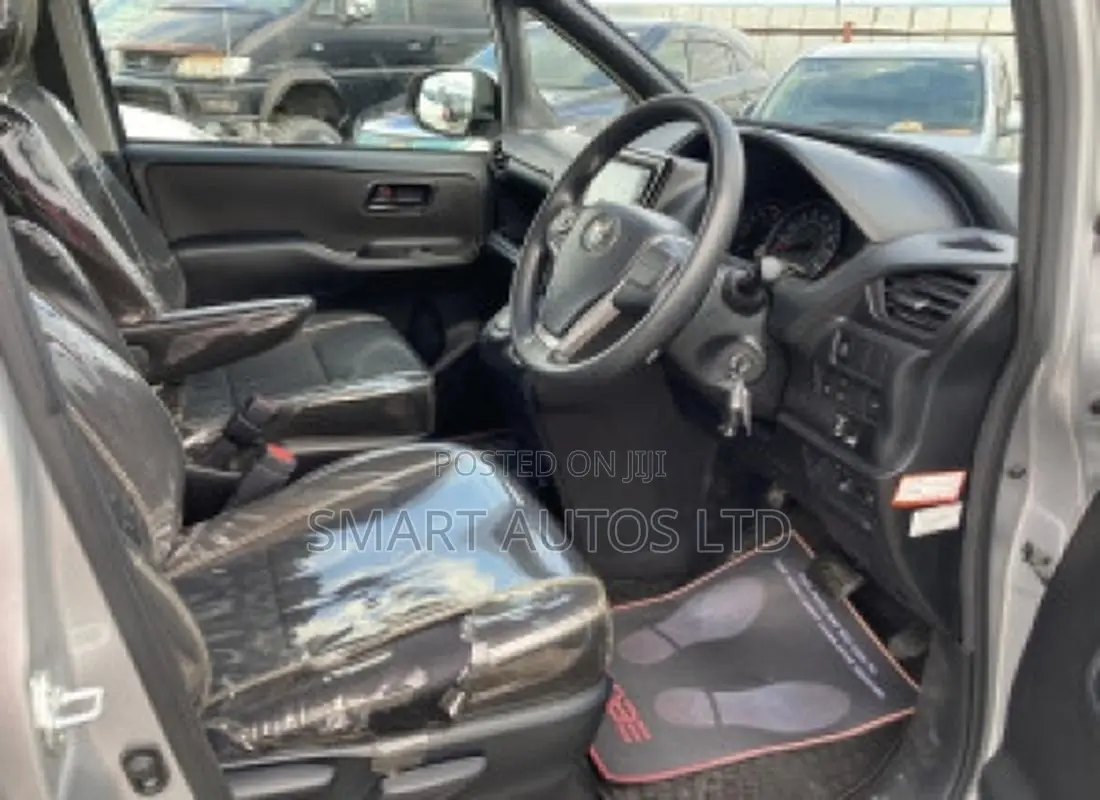 Toyota Noah 2019 Silver
