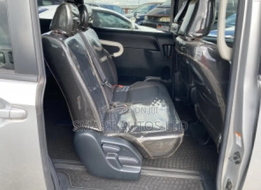 Toyota Noah 2019 Silver