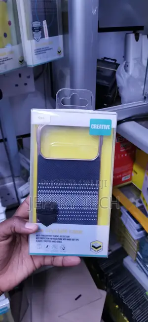 iPhone 17 Pro Gold-Colored Accent Frame Case