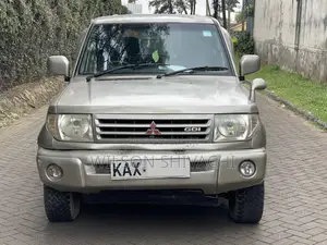 Mitsubishi Pajero IO 2000 Gold