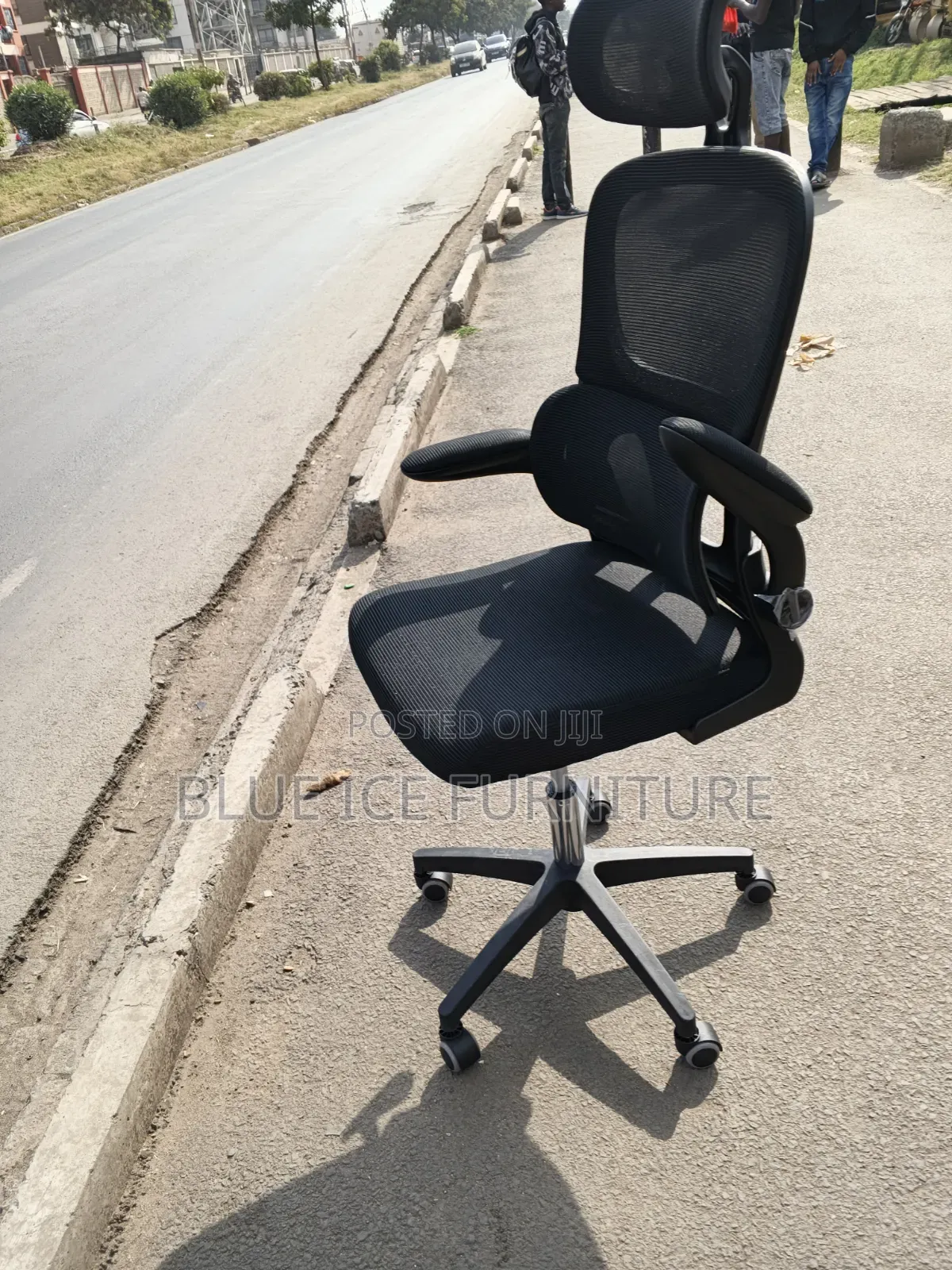 Office Chair With Flipping Hand