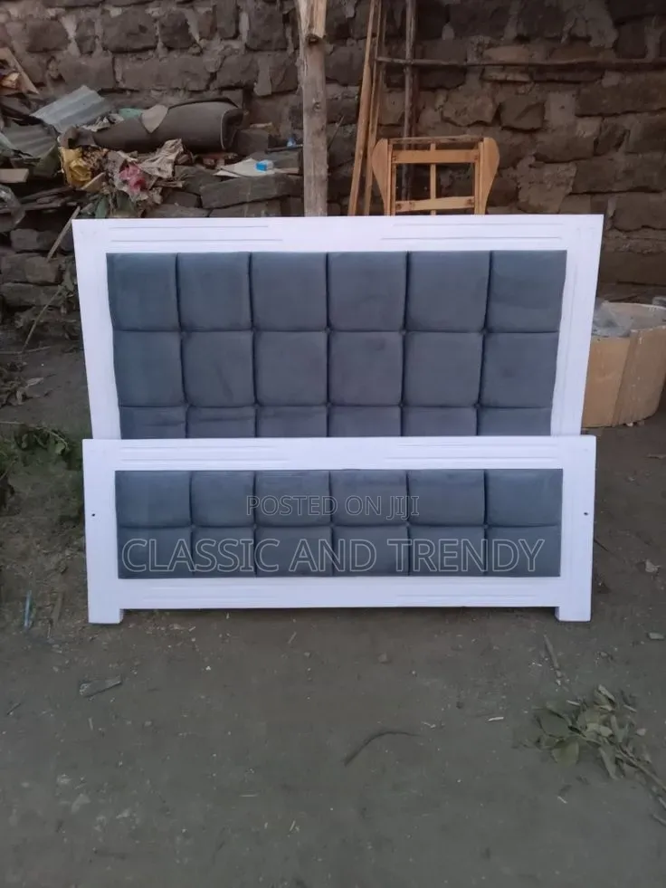 4x6 Grey and White Mocket Bed