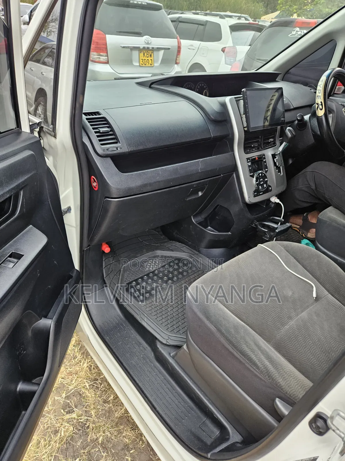 Toyota Voxy 2010 White