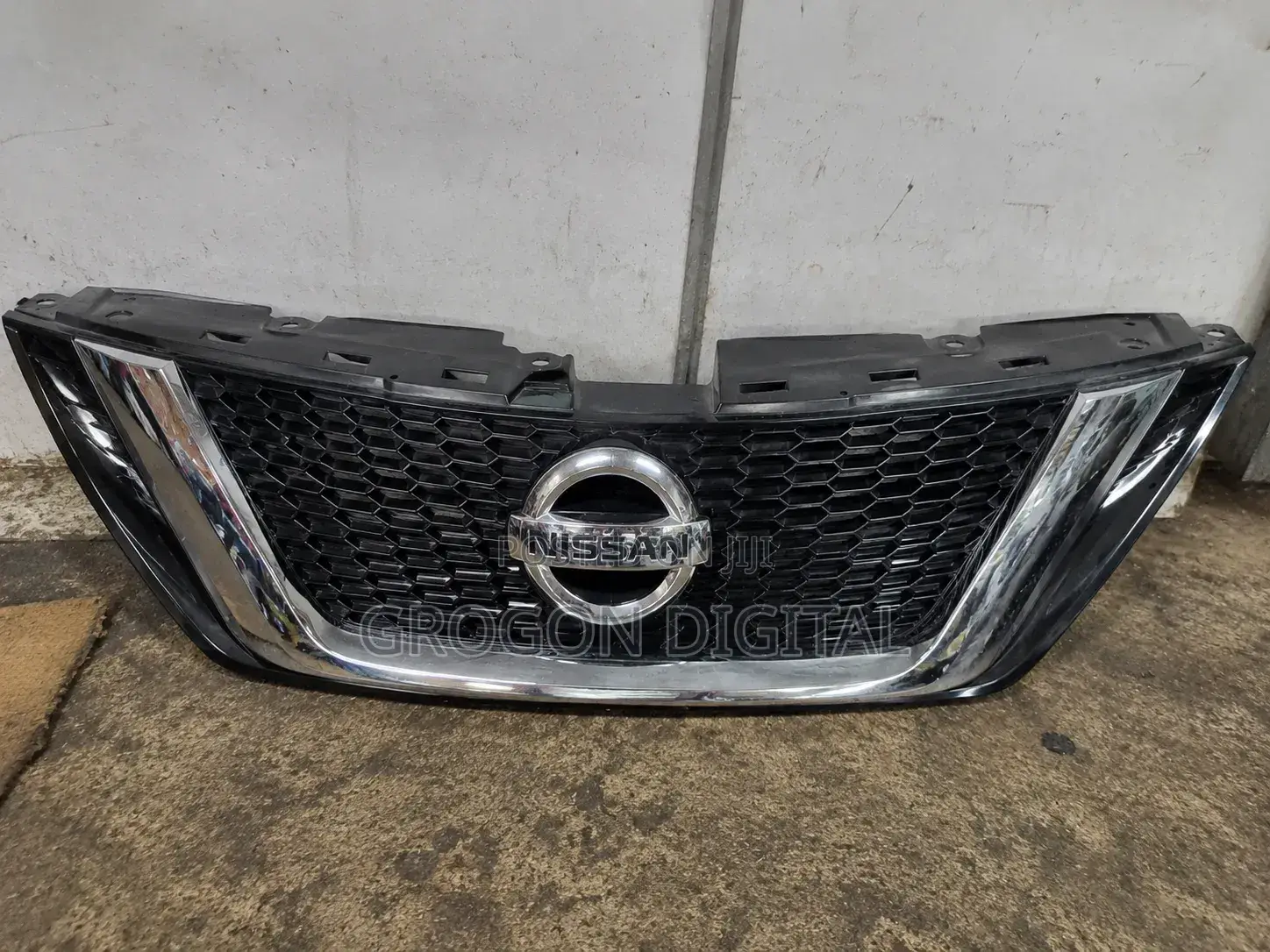 Nissan Note E12 Grill