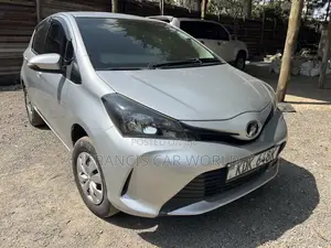 Toyota Vitz 2016 Silver