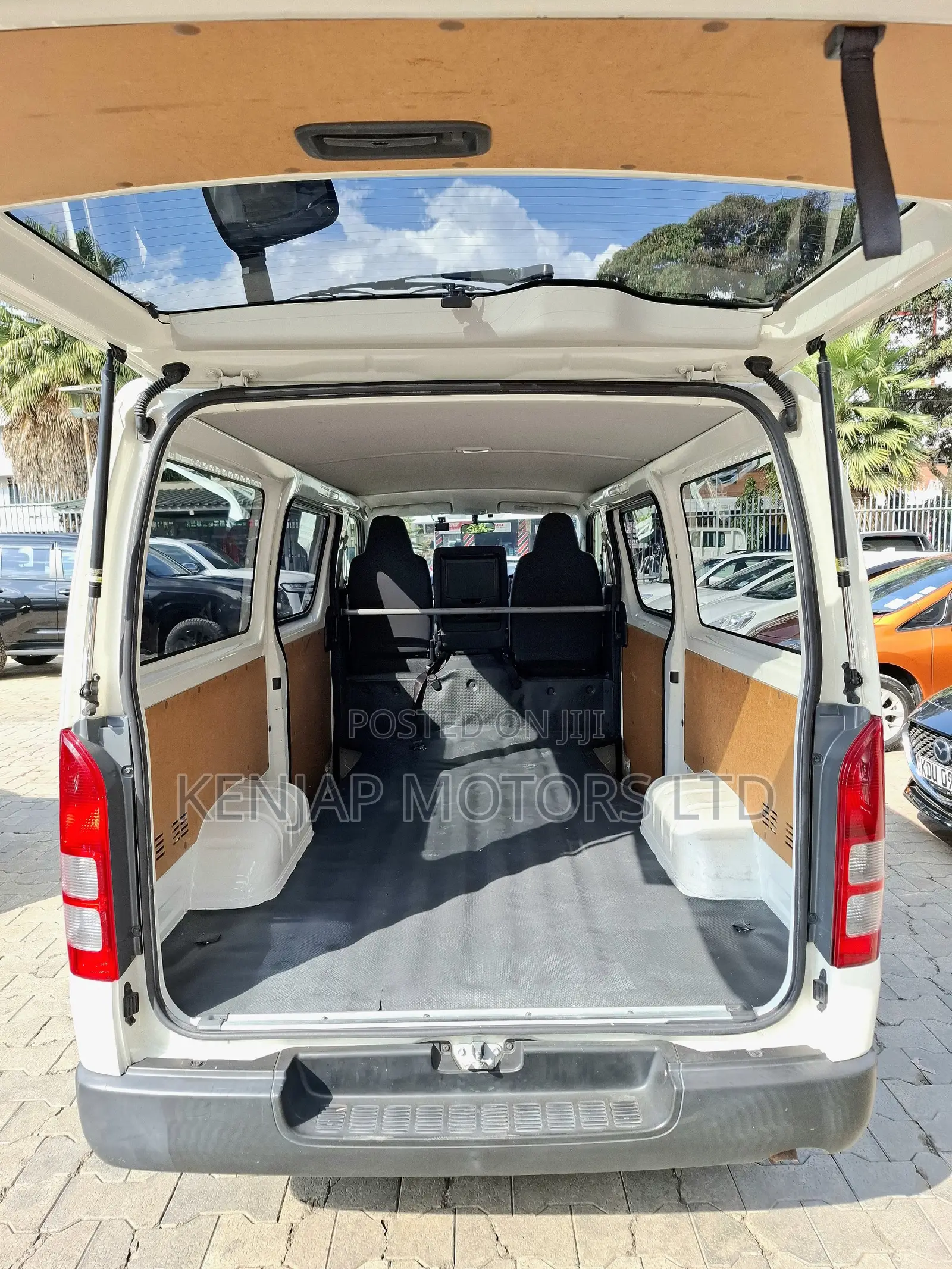 Toyota Regius 2019 White
