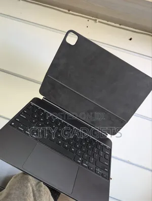 Apple Magic Keyboard M4 M5 13 Inches