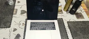 Laptop Apple MacBook Pro 2017 16GB Intel Core i7 HDD 512GB