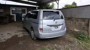 Toyota ISIS 2015 Silver