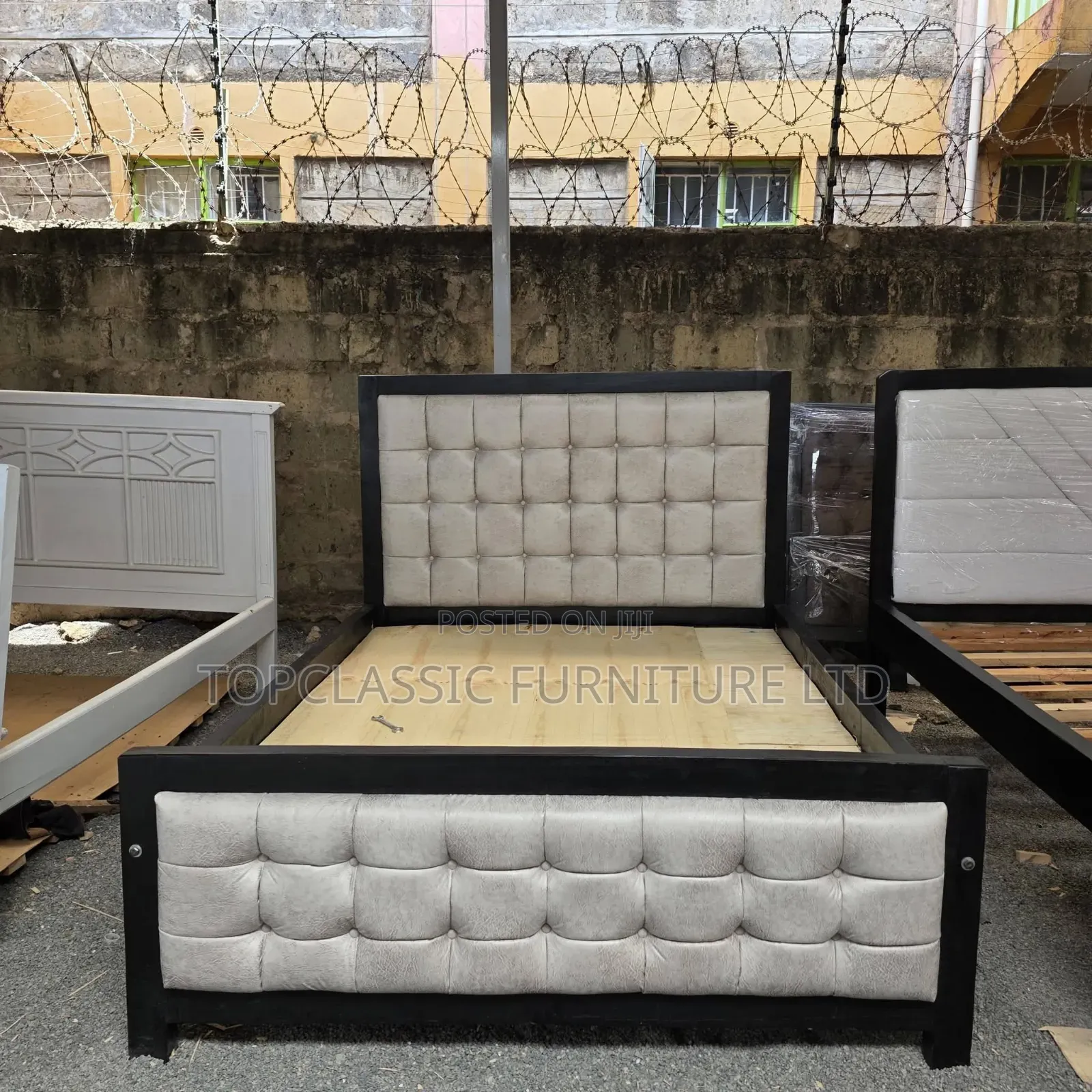 Mocket Bed 5x6 Black and Cream