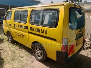 Nissan Caravan (Urvan) 2012 Yellow
