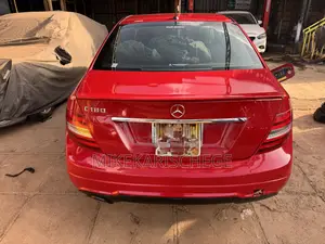 Mercedes-Benz C180 2014 Red