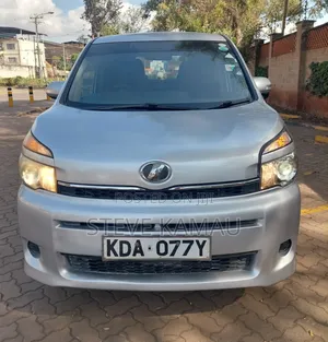Toyota Voxy 2014 Silver